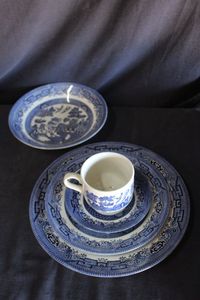 lot 352 image: Blue willow dishes