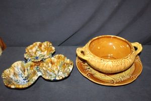 lot 364 image: Pottery dishes