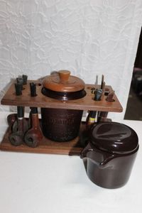 lot 368 image: Vintage Dun-Rite tobacco pipe stand and humidor set and several collectable pipes