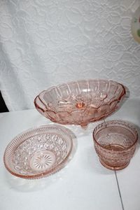 lot 370 image: Pink depression glassware