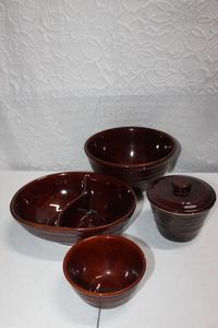 lot 380 image: Marcrest stoneware daisy dot bowls