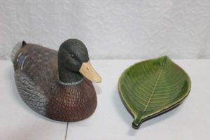 lot 393 image: Ceramic Duck and Leaf Deco