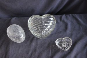 lot 404 image: Covered Trinket Dishes and Ring Holder