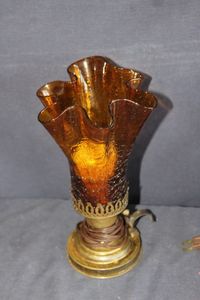 lot 411 image: Vintage Amber Glass Lamp