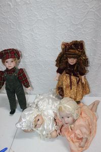 lot 418 image: Collectable Vintage Dolls