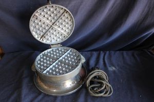 lot 435 image: Vintique Waffle Maker