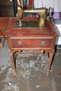 lot 15 image: Vintage Free-Westinghouse electric rotary sewing machine