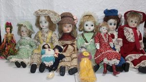 lot 441 image: Collection of Vintage Dolls