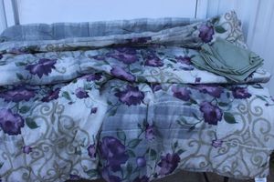 lot 445 image: Matching Comforter and Pillowcases