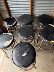 lot 215 image: Barstools x 7