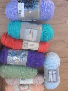 lot 32 image: Yarn x 8