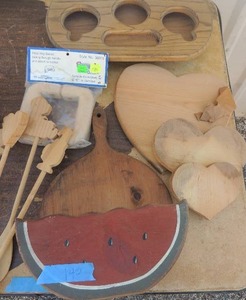 lot 142 image: Wood pieces, spoons with animals, watermelon, hearts, plus