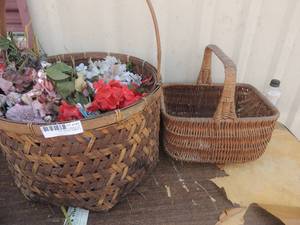 lot 183 image: Wicker baskets x  and floral