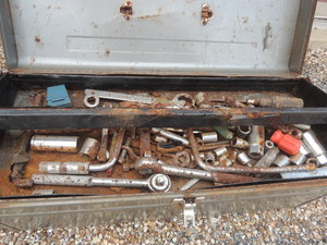 lot 194 image: Toolbox with tools