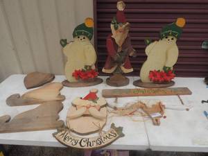 lot 242 image: Wood decorative holiday pieces
