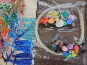 lot 206 image: Hair clips