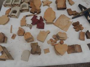 lot 209 image: Wood craft pieces