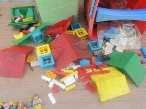 lot 280 image: legos with figures