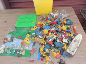 lot 351 image: legos with figures