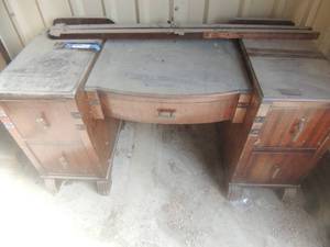 lot 18 image: Vintage vanity with 5 drawers  only 2 mirrors intact, (3rd one broken)