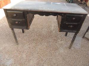 lot 28 image: Wood desk turned legs 4 drawers