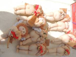lot 405 image: Little foam baby angels