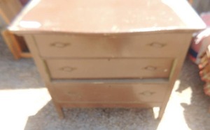 lot 445 image: Small 3 drawer bedside table