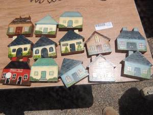 lot 462 image: Wood house cutout
