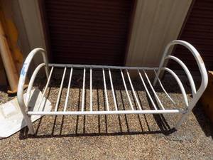 lot 471 image: Metal toddler bed frame
