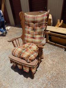 lot 472 image: Early American chair