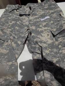 lot 480 image: Camo pants medium