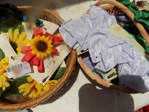 lot 497 image: Baskets with hair bows and clips