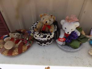 lot 494 image: Bear wreath and dcor