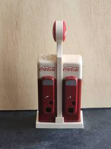 lot 16 image: Vintage Coca Cola salt & pepper shakers - Gas station theme