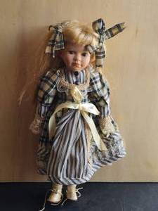 lot 36 image: Vintage collectible Ashley Belle Doll