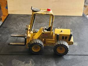 lot 71 image: Vintage collectible pressed steel Tonka Forklift