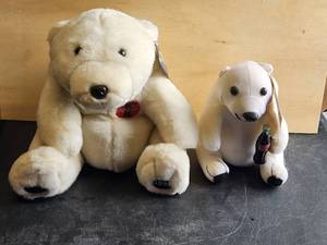 lot 76 image: Selection of 2 vintage plus Coca Cola Polar Bears with Tags