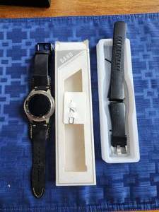 lot 14 image: Samsung Galaxy watch and extra band
