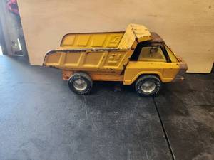 lot 107 image: Vintage Nylint pressed steel dump truck