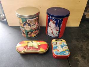 lot 128 image: Selection of Coca Cola metal tins - one has a puzzle