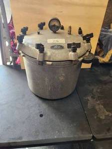 lot 136 image: Co-op pressure cooker