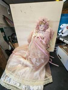 lot 174 image: Collectible Victorian porcelain Doll
