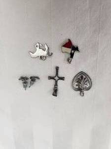 lot 177 image: Selection of vintage pendants and turtle earrings