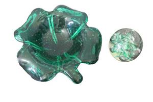 lot 25 image: Murano Bullicate Art Glass Clover Bowl 7 x 2.5T, and Vintage Paperweight 3in