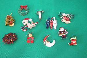 lot 29 image: Total of 11 Christmas Broches