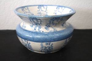 lot 39 image: Antique Blue White Spongewear Spittoon - 5T x 7W