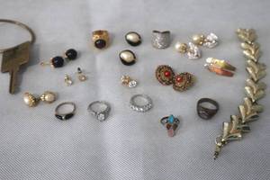 lot 43 image: Various Jewelry - Two Orchard Rings, Vintage Amethyst Stone Ring and other items