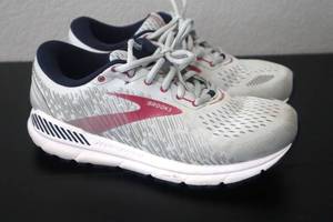 lot 52 image: Womens Brooks Shoes , size 8.5 W, Used.