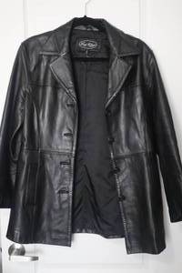 lot 58 image: Womens Leather Coat - non smoker