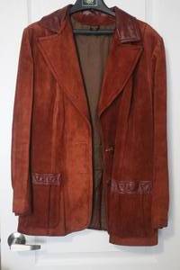 lot 63 image: Made in Argentina Jacket, Size 1718, - non smoker, needs dry cleaned. button repair